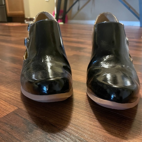 Elegant Black, Patent Leather Fluevog Heels - Picture 6 of 16